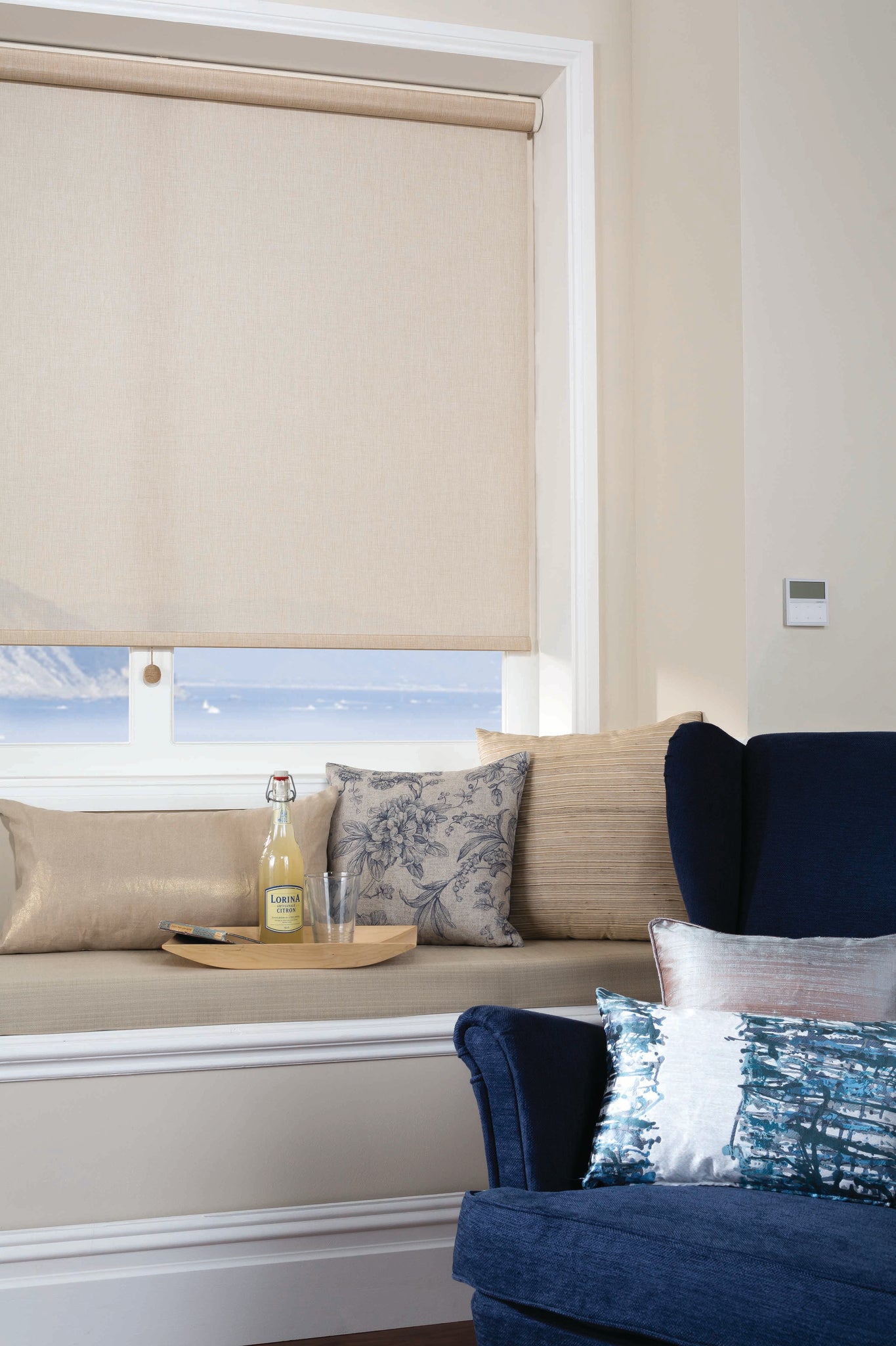 Load image into Gallery viewer, Roller shades black out

